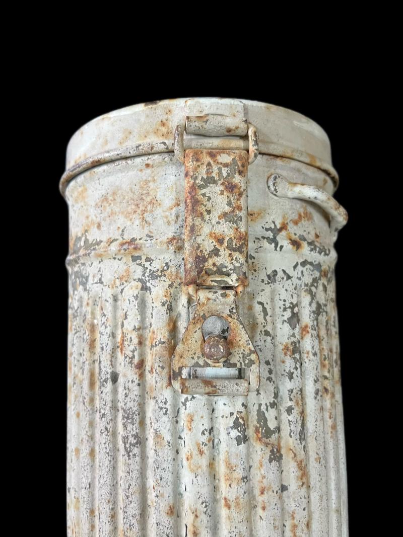 WW2 GERMAN SNOW CAMO GAS MASK TIN