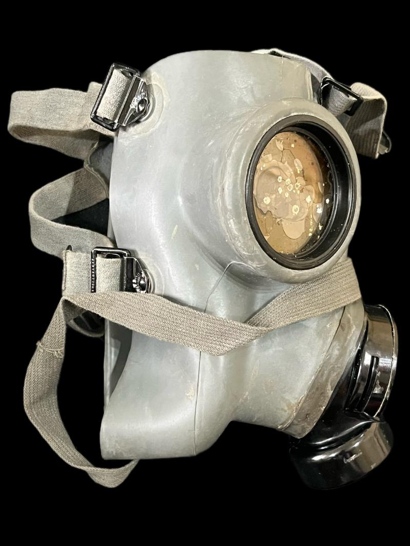 CZECH CHEMA GAS MASK WITH FILTER AND TIN