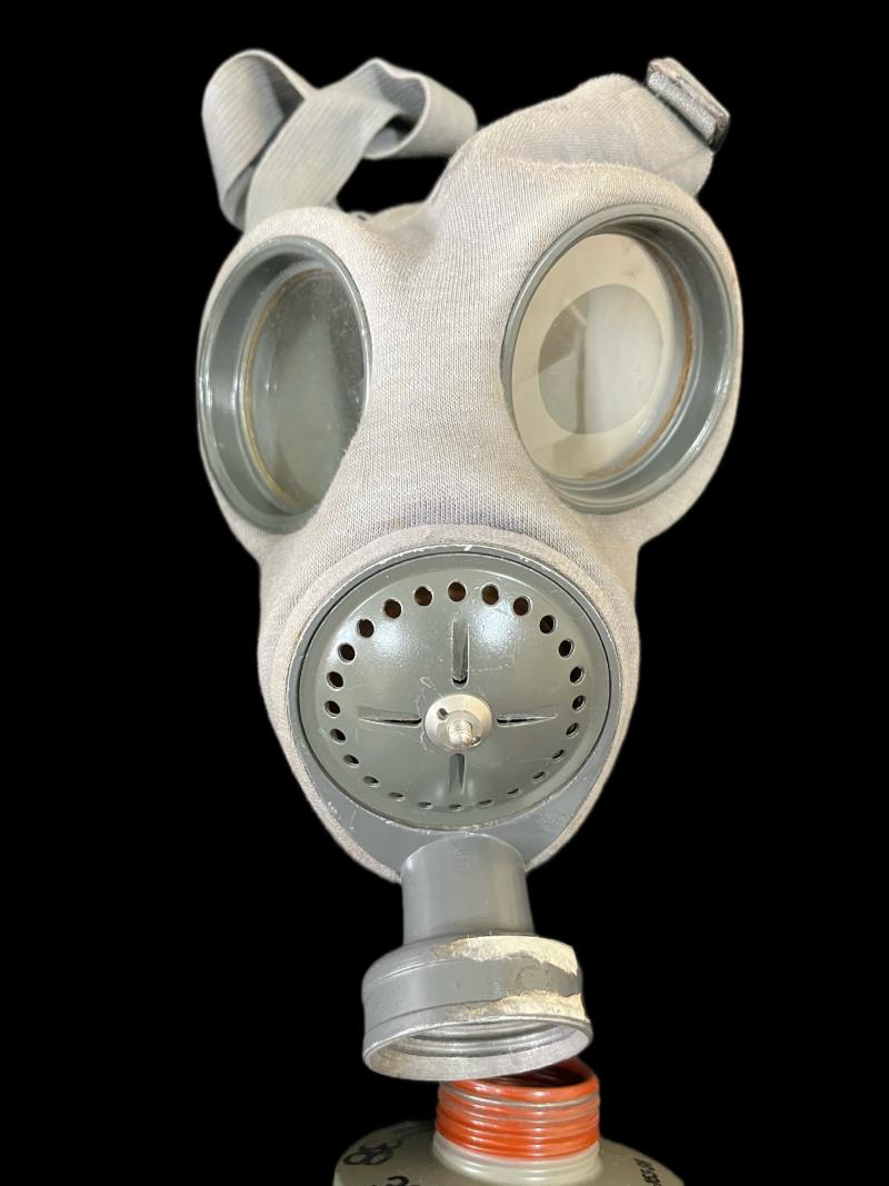 WW2 CZECH FATRA VZ.35 GAS MASK WITH FILTER AND TIN