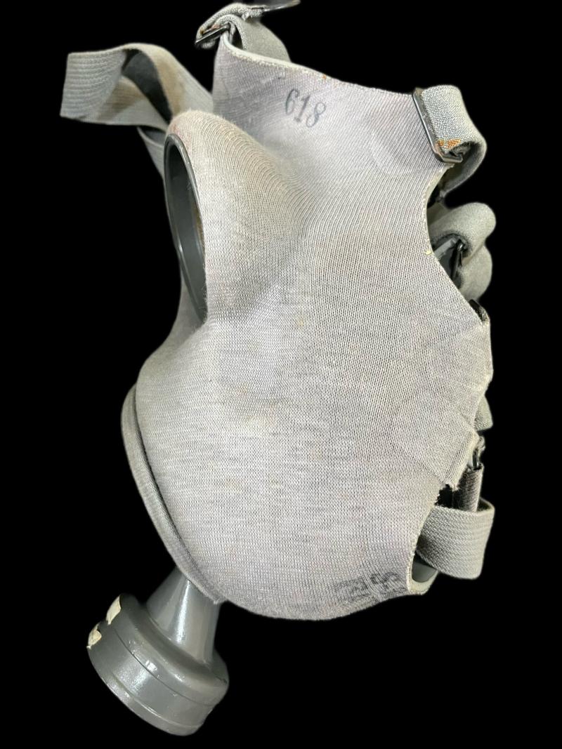 WW2 CZECH FATRA VZ.35 GAS MASK WITH FILTER AND TIN