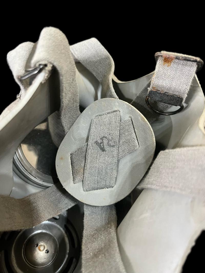 WW2 CZECH FATRA VZ.35 GAS MASK WITH FILTER AND TIN