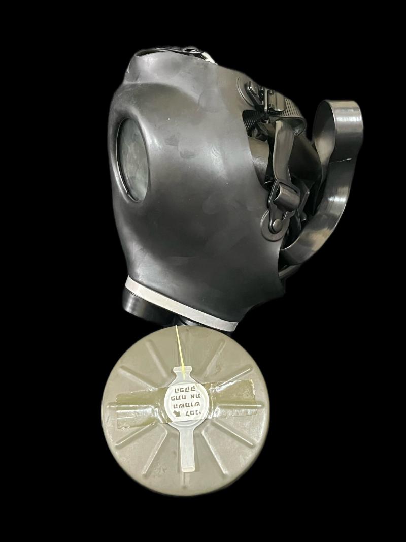 EARLY ISRAELI SHALON MODEL 4 GAS MASK WITH FILTER