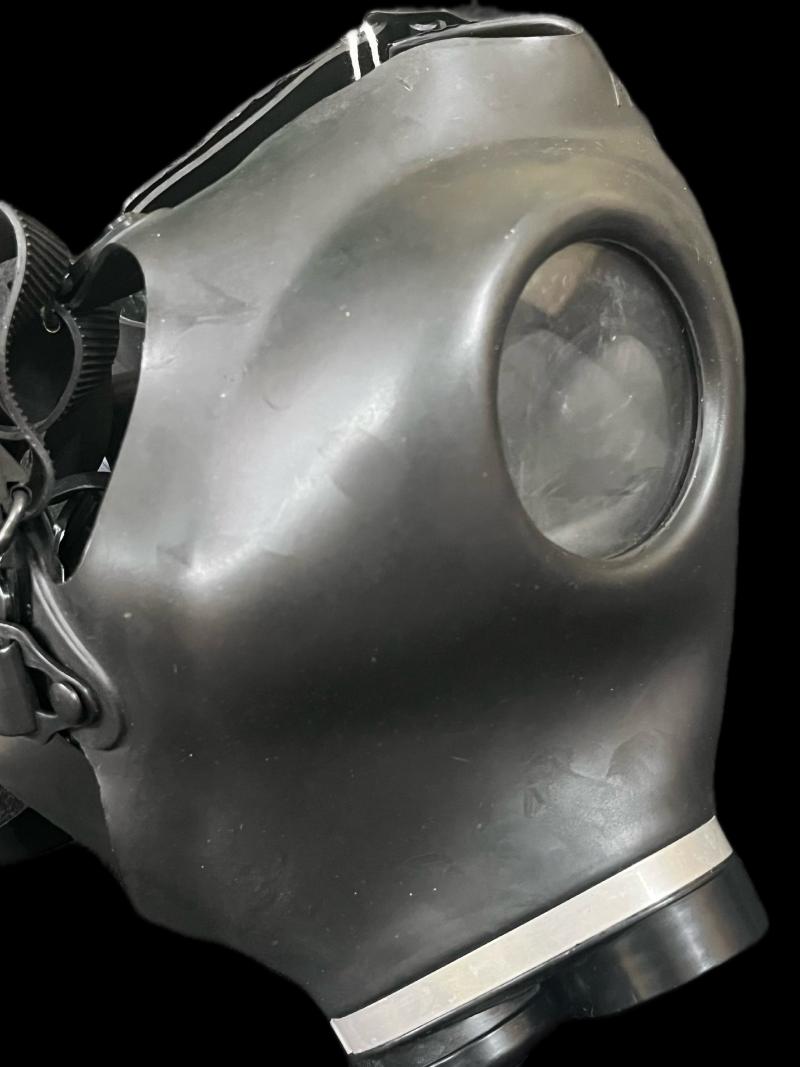 EARLY ISRAELI SHALON MODEL 4 GAS MASK WITH FILTER