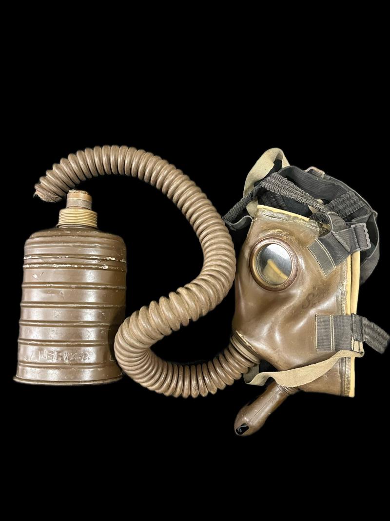WW2 POLISH WZ.32 GAS MASK WITH HOSE AND FILTER