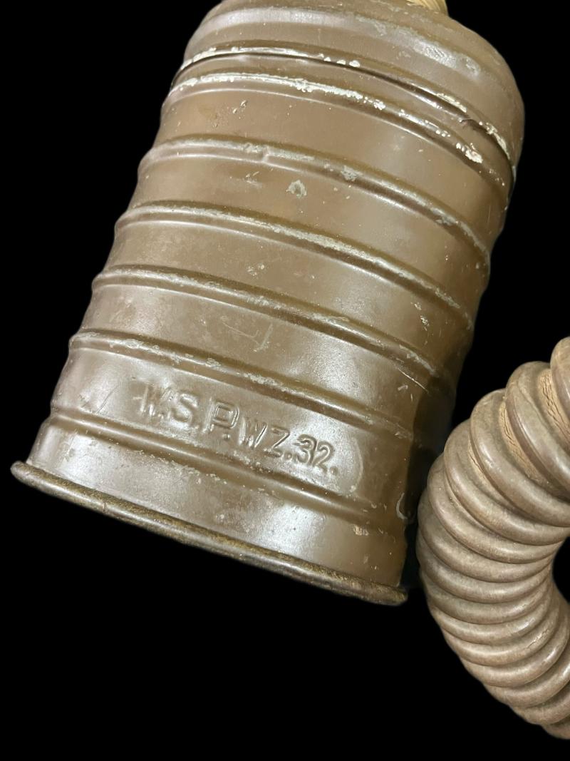 WW2 POLISH WZ.32 GAS MASK WITH HOSE AND FILTER