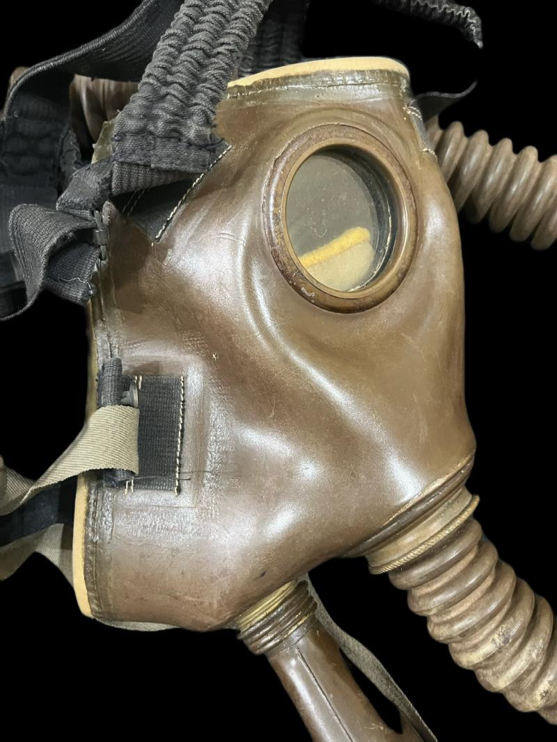 WW2 POLISH WZ.32 GAS MASK WITH HOSE AND FILTER