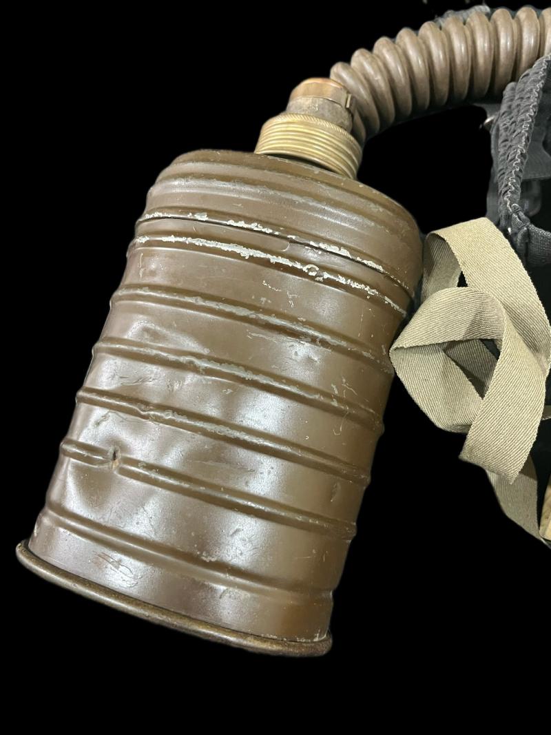 WW2 POLISH WZ.32 GAS MASK WITH HOSE AND FILTER