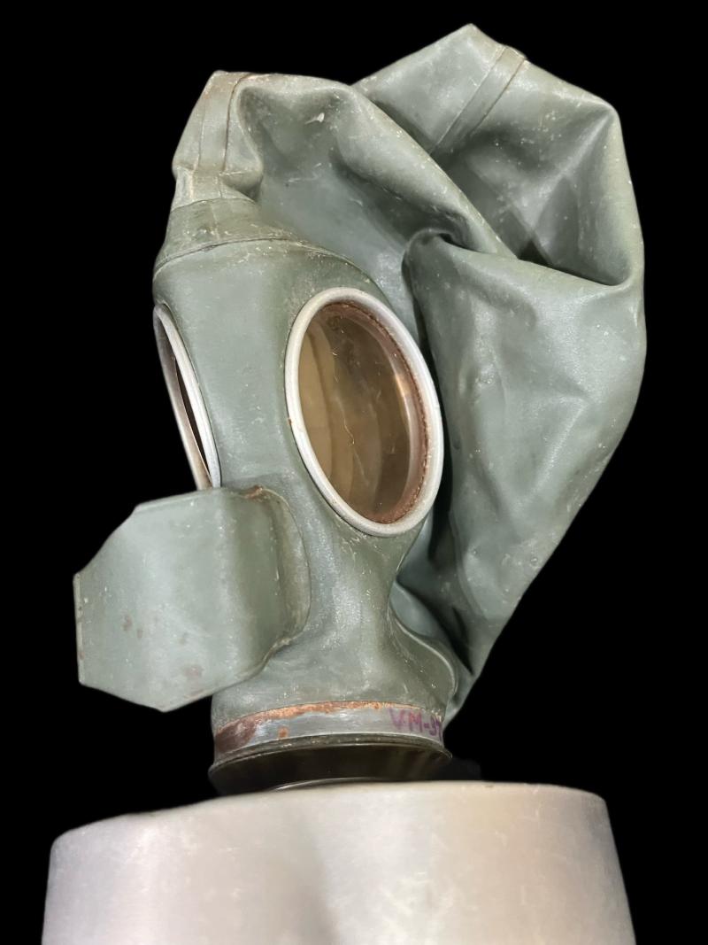 WW2 GERMAN LUFTSCHUTZ VM-37 GAS MASK WITH FILTER AND TIN