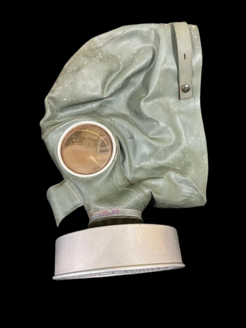 WW2 GERMAN LUFTSCHUTZ VM-37 GAS MASK WITH FILTER AND TIN