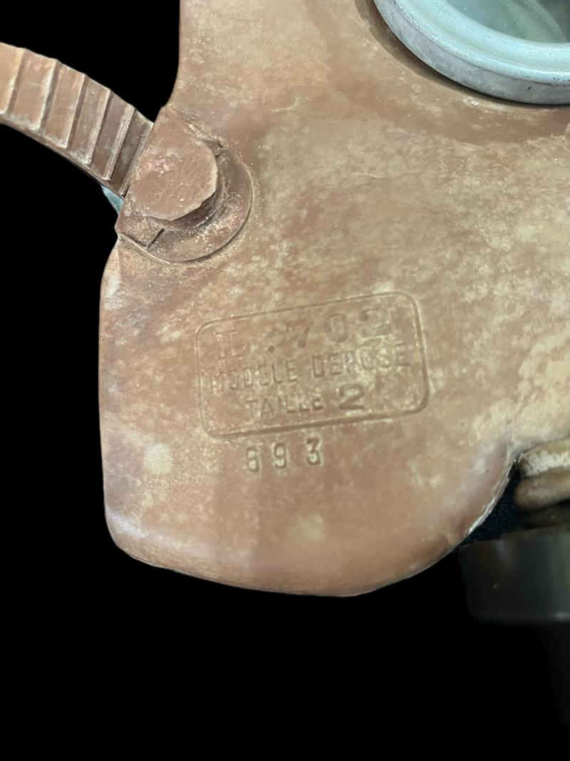 WW2 BELGIAN L.702 GAS MASK WITH FILTER