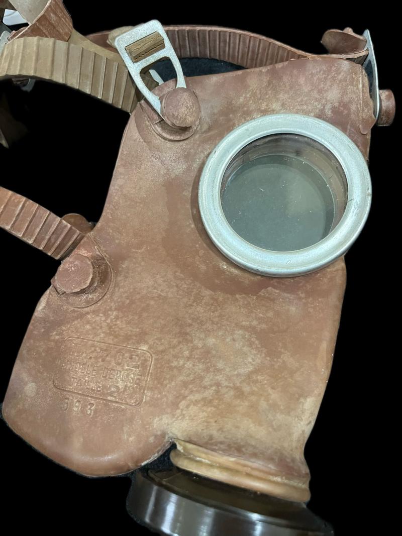 WW2 BELGIAN L.702 GAS MASK WITH FILTER