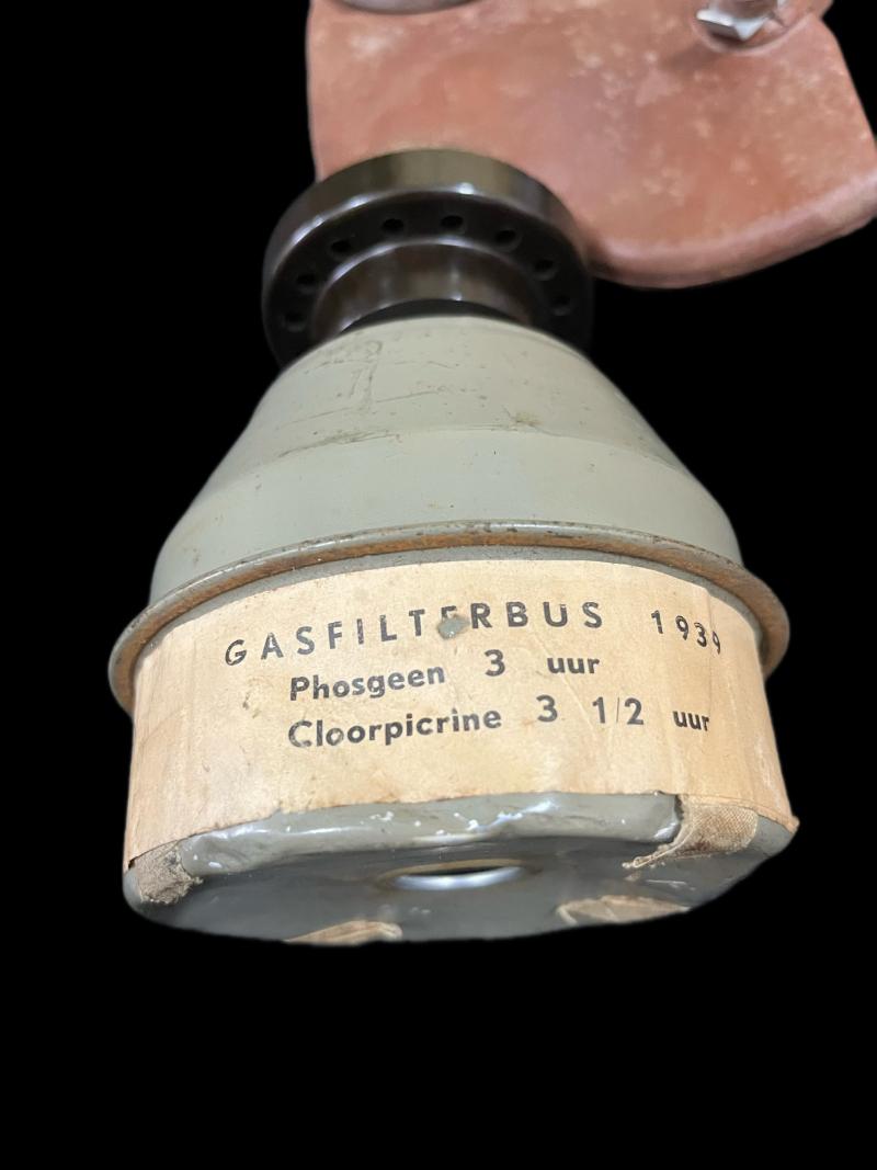 WW2 BELGIAN L.702 GAS MASK WITH FILTER