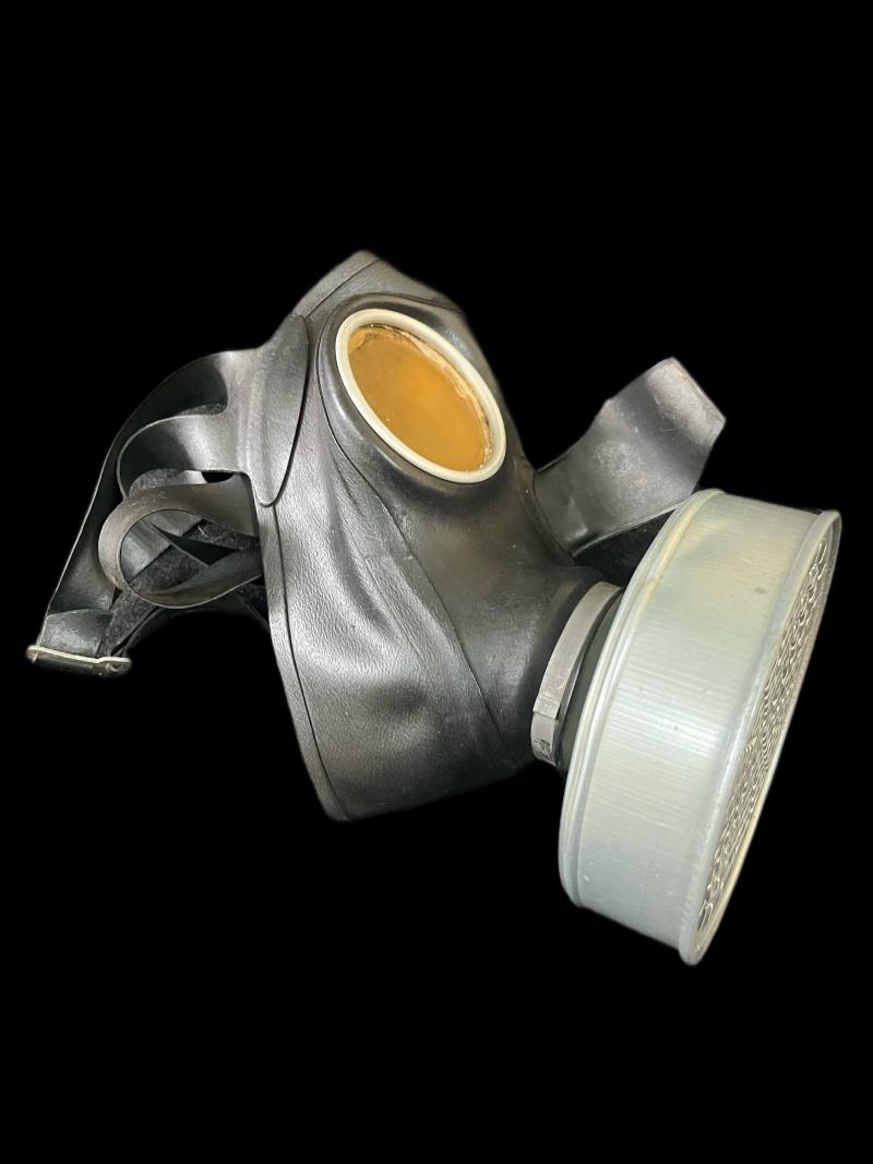 WW2 GERMAN VM-40 GAS MASK AND FILTER