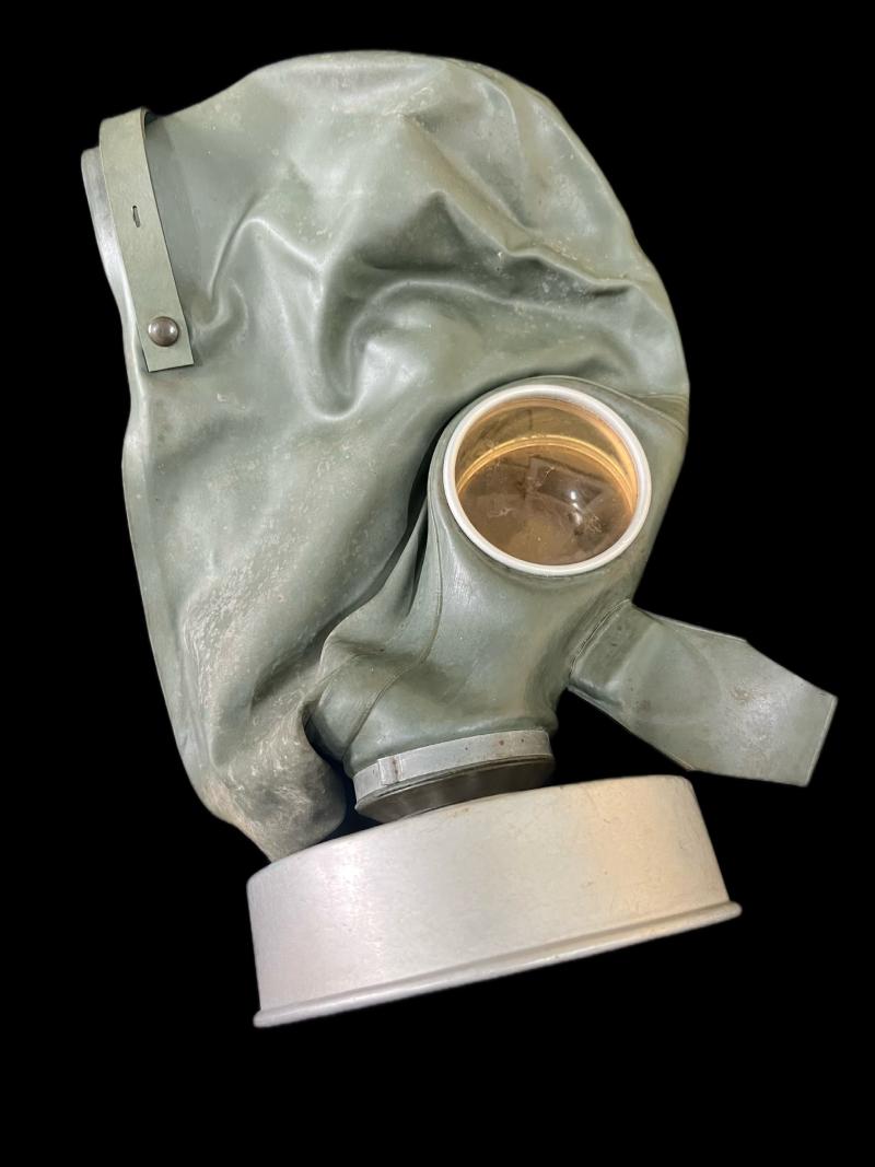 WW2 GERMAN VM-37 GAS MASK AND FILTER