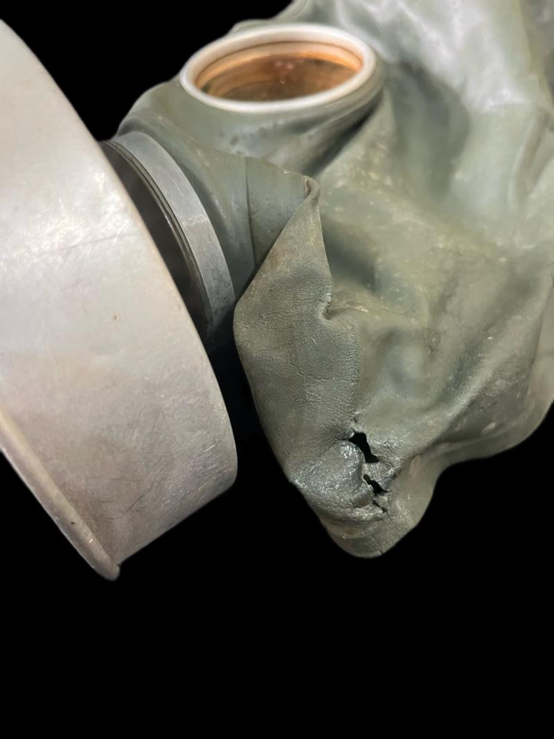 WW2 GERMAN VM-37 GAS MASK AND FILTER