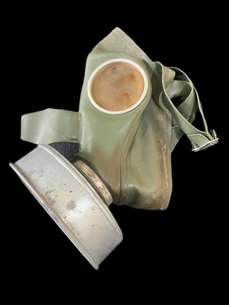 WW2 GERMAN VM-40 GAS MASK AND FILTER