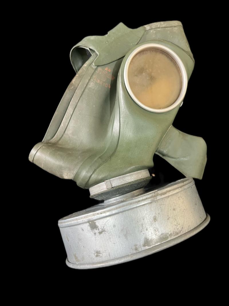 WW2 GERMAN VM-40 GAS MASK AND FILTER