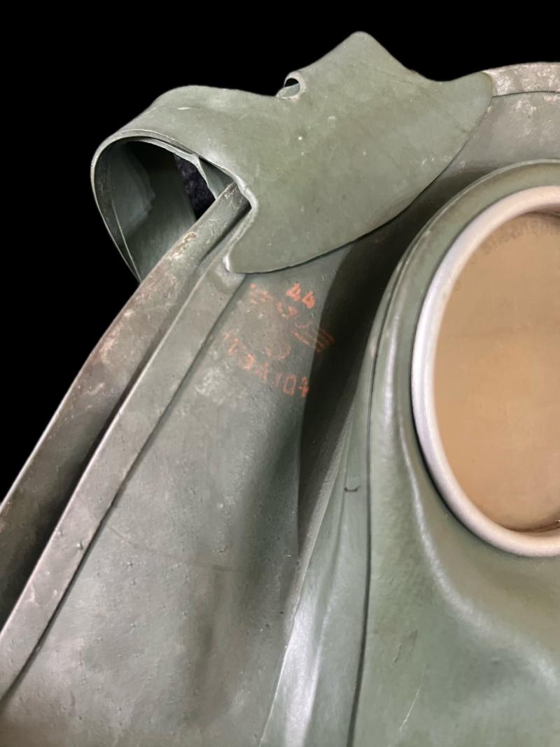 WW2 GERMAN VM-40 GAS MASK AND FILTER
