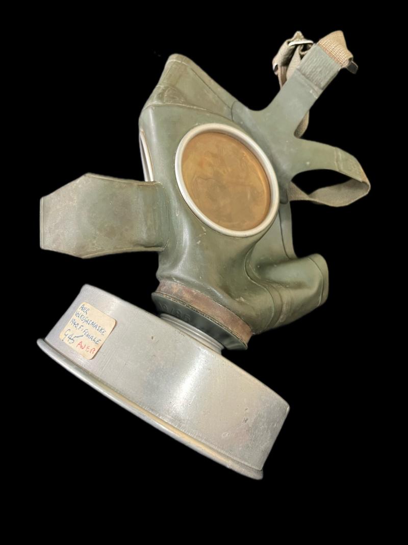 WW2 GERMAN VM-40 GAS MASK AND FILTER (FEMALE)