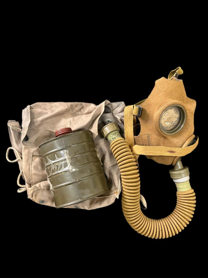 WW2 CZECH FATRA VZ-35 GAS MASK WITH FILTER AND BAG