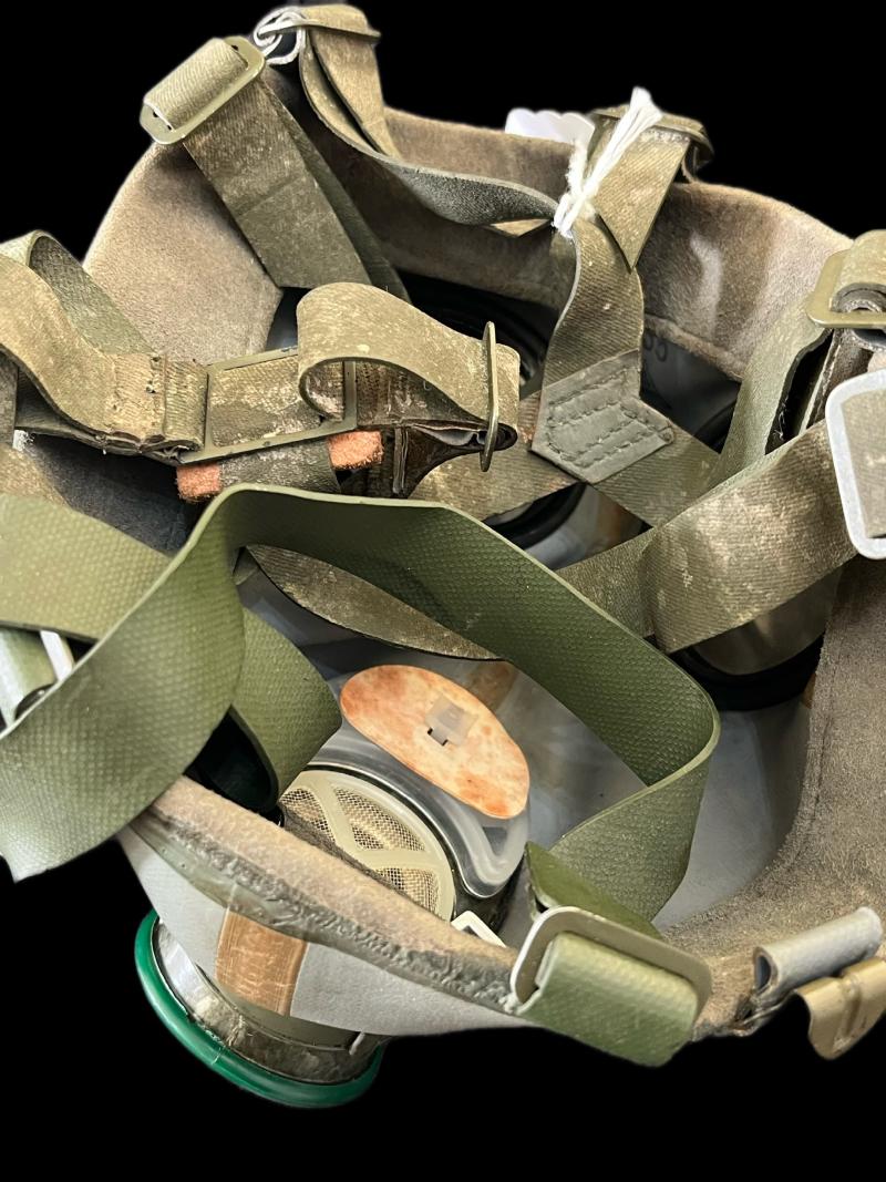 GERMAN AUER 735 GAS MASK AND FILTER
