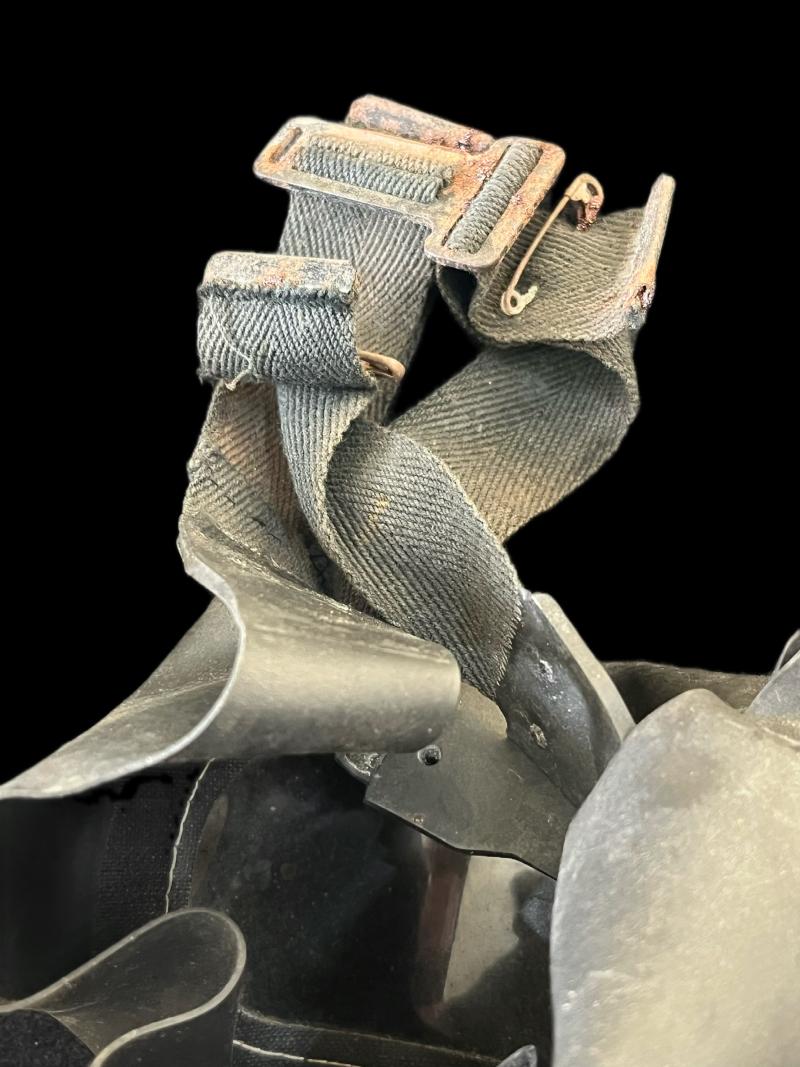 WW2 BRITISH AVON C1 GAS MASK WITH TRANSIT TIN