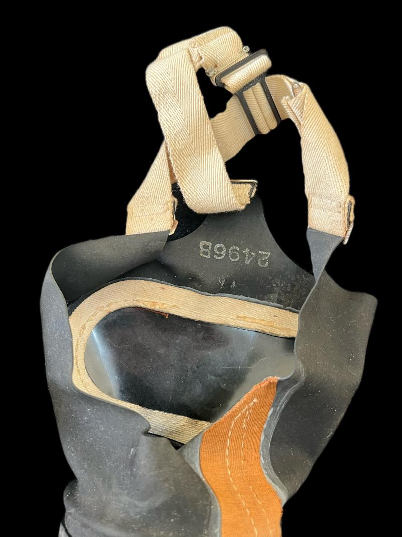 WW2 BRITISH CIVILIAN GAS MASK WITH BAG