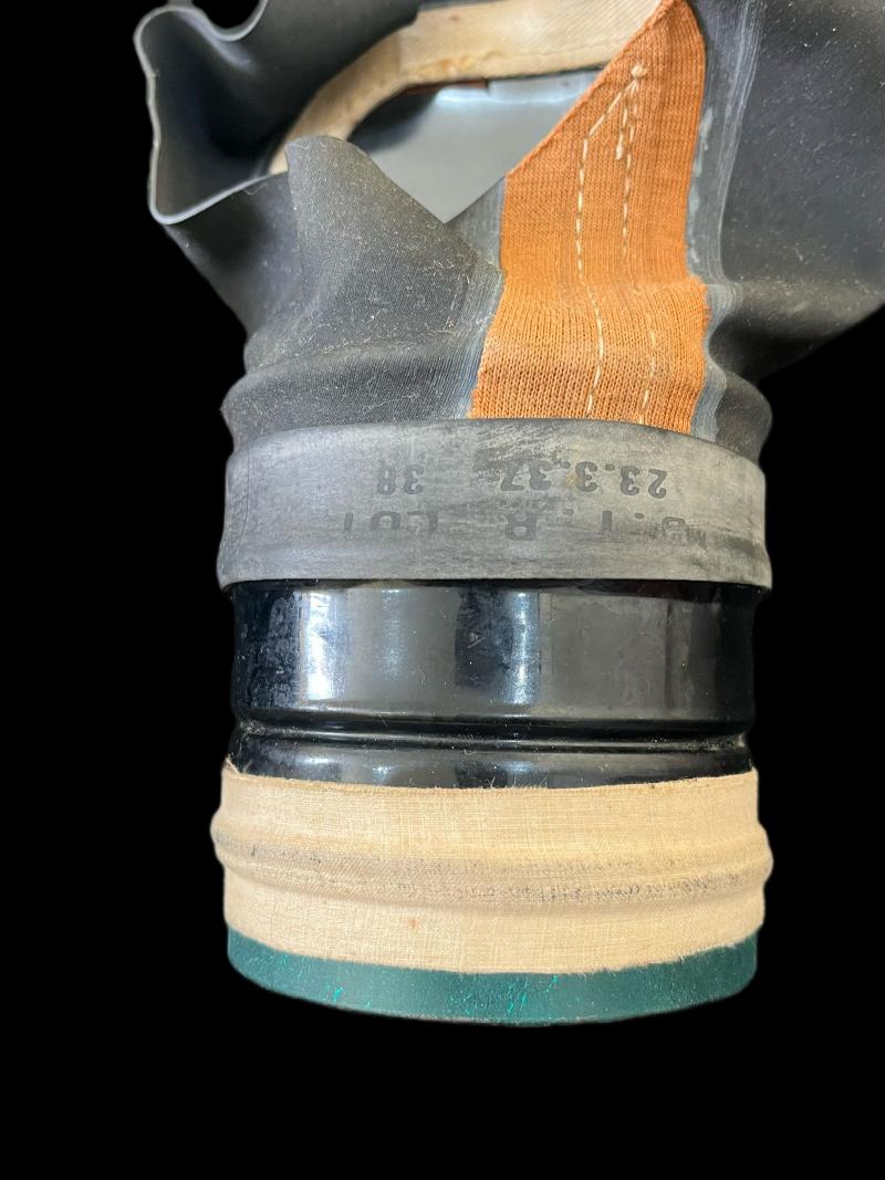 WW2 BRITISH CIVILIAN GAS MASK WITH BAG