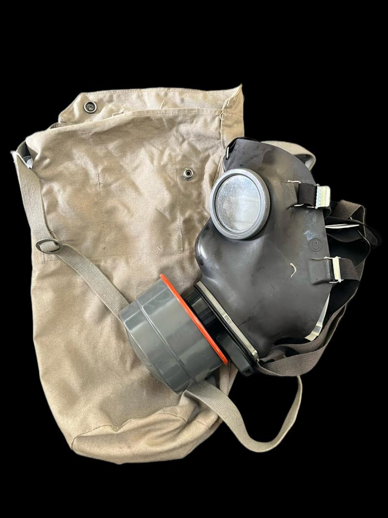 SWISS ARMY SM-67 GAS MASK WITH FILTER AND BAG