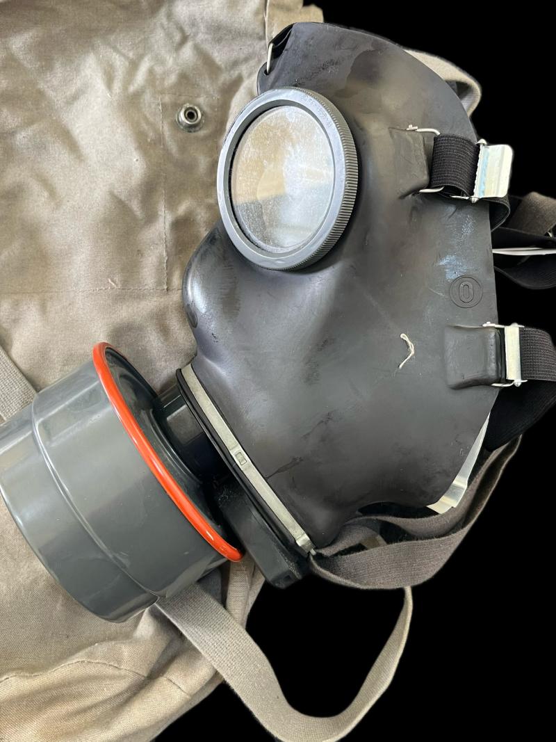 SWISS ARMY SM-67 GAS MASK WITH FILTER AND BAG