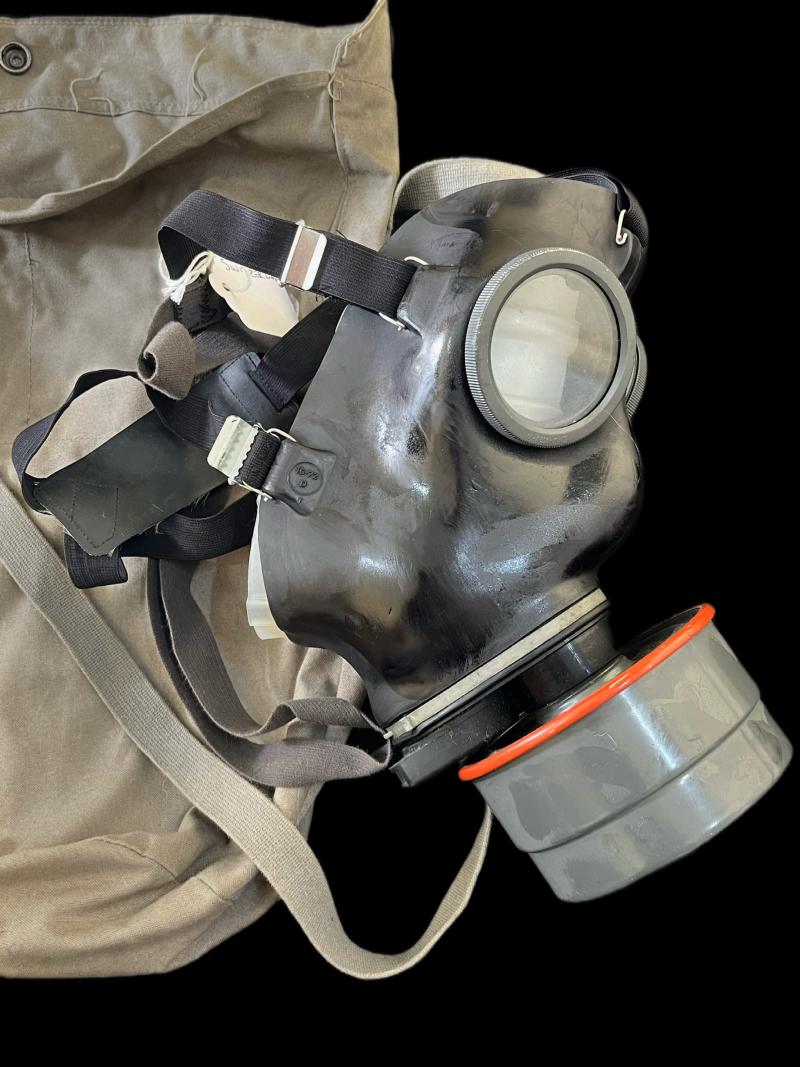 SWISS ARMY SM-67 GAS MASK WITH FILTER AND BAG