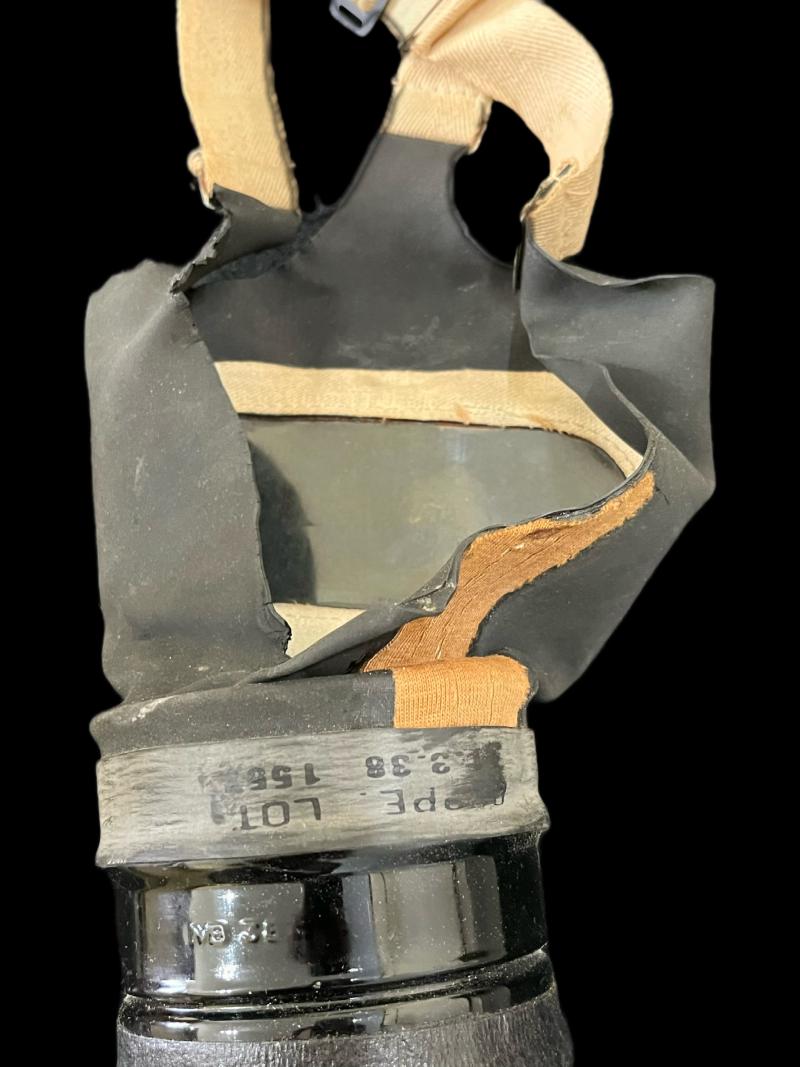 WW2 BRITISH CIVILIAN GAS MASK IN BOX