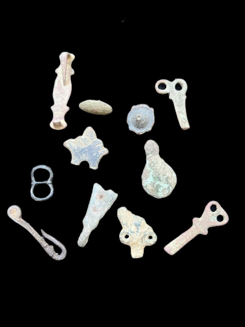 ASSORTED LOT OF ENGLISH CIVIL WAR CLOTHING BUTTONS/DECORATIONS