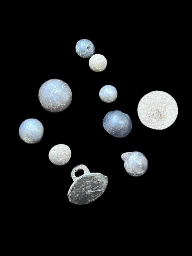 ASSORTED LOT OF ENGLISH CIVIL WAR BUTTONS