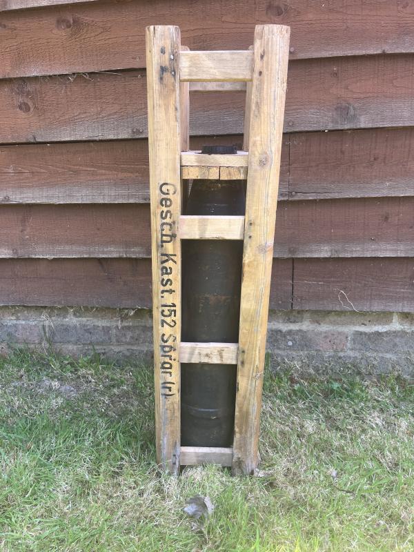 WW2 GERMAN 15.2CM HOWITZER SHELL IN CRATE (INERT)
