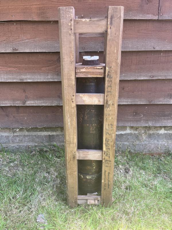 WW2 GERMAN 15.2CM HOWITZER SHELL IN CRATE (INERT)