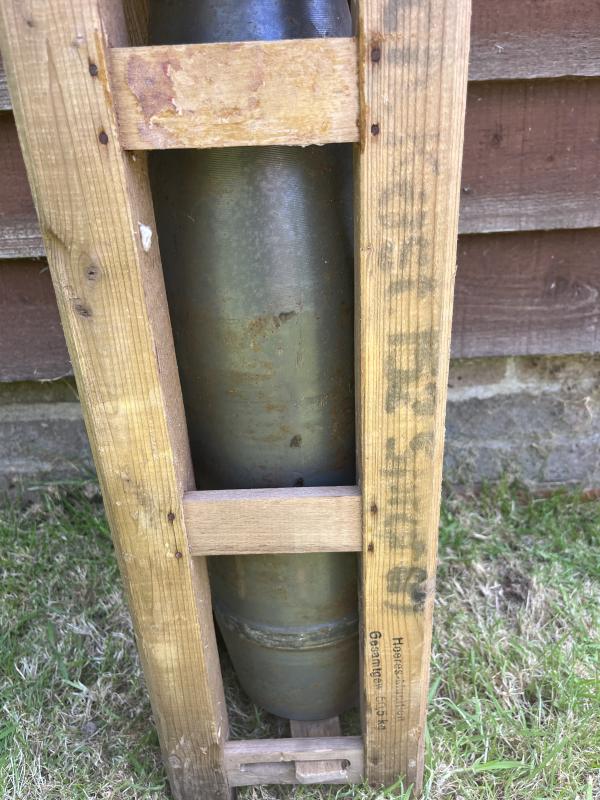 WW2 GERMAN 15.2CM HOWITZER SHELL IN CRATE (INERT)