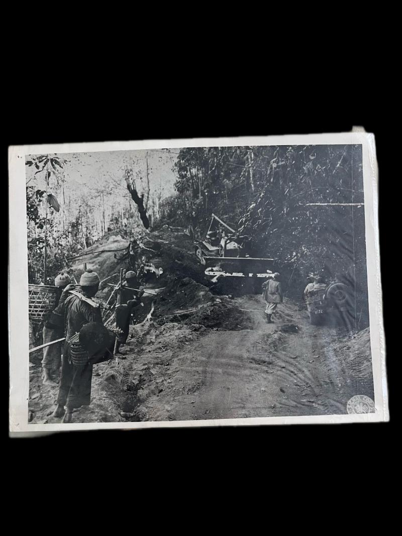 WW2 PICTURE OF CUTTING A PATH THROUGH FOR THE BURMA ROAD SHORT CUT