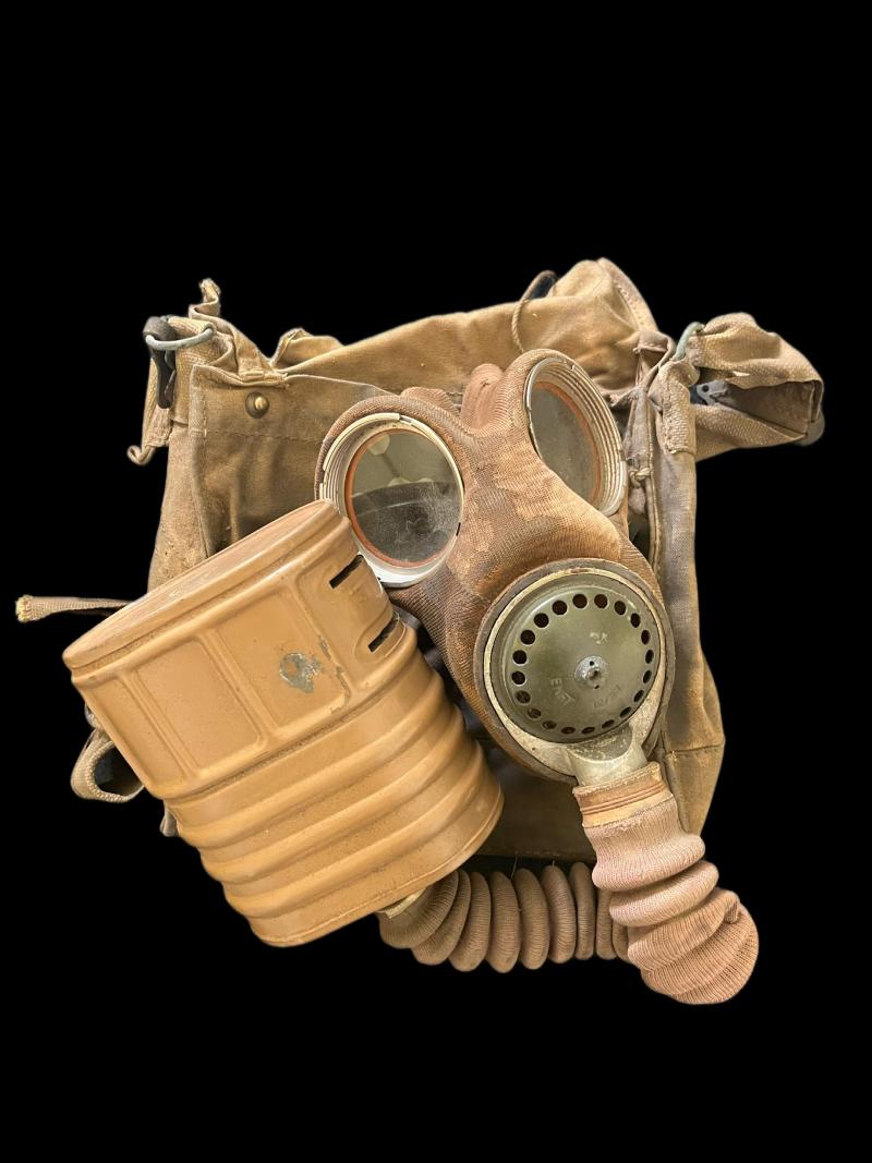 WW2 BRITISH MK.IV GAS MASK WITH FILTER, ANTI DIMMING AND BAG