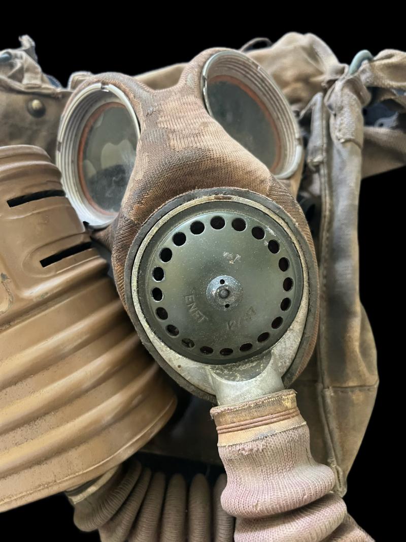 WW2 BRITISH MK.IV GAS MASK WITH FILTER, ANTI DIMMING AND BAG