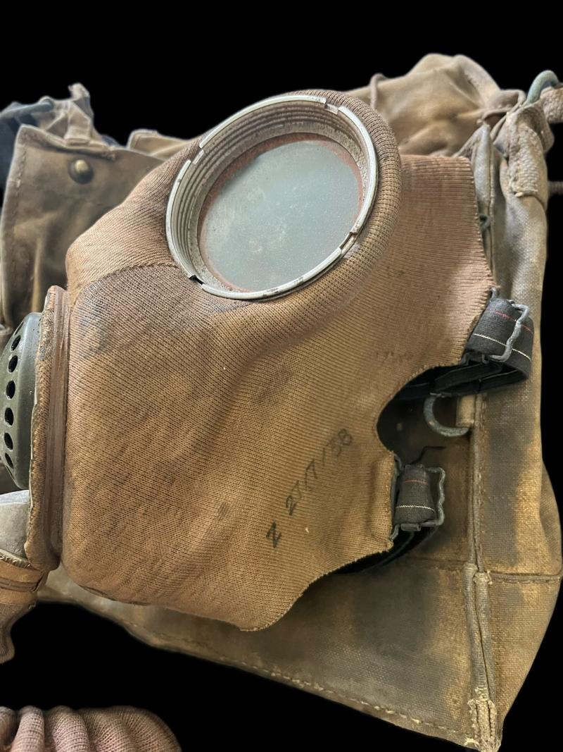 WW2 BRITISH MK.IV GAS MASK WITH FILTER, ANTI DIMMING AND BAG