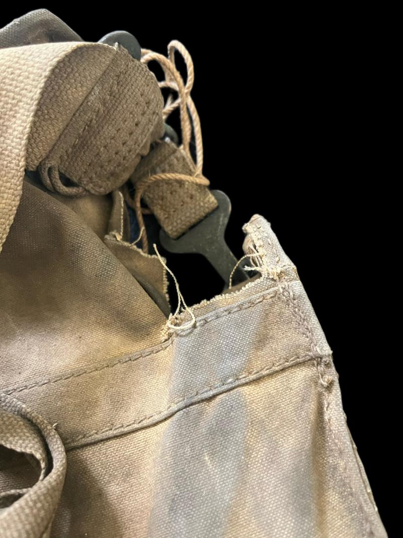WW2 BRITISH MK.IV GAS MASK WITH FILTER, ANTI DIMMING AND BAG