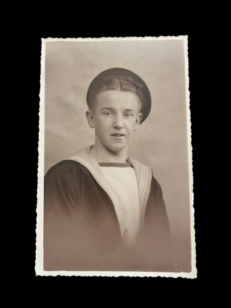 PICTURE OF A WW2 BRITISH SAILOR