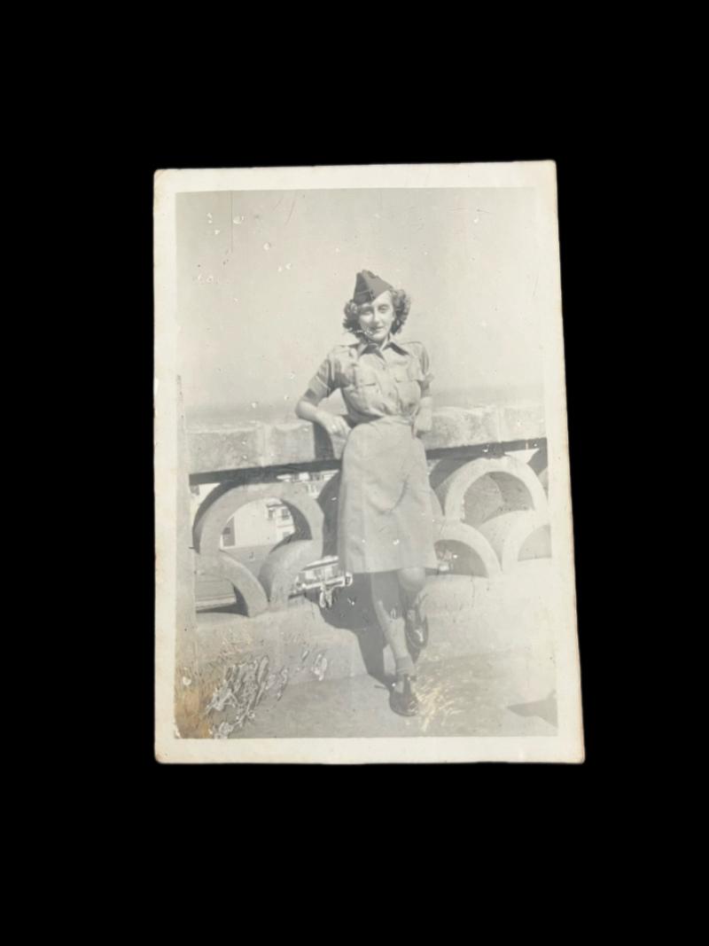 WW2 PICTURE OF A WOMAN SOLDIER IN AFRICA