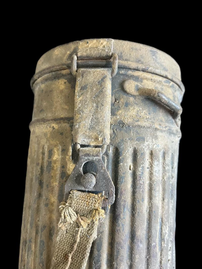 WW2 GERMAN CAMO GAS MASK TIN
