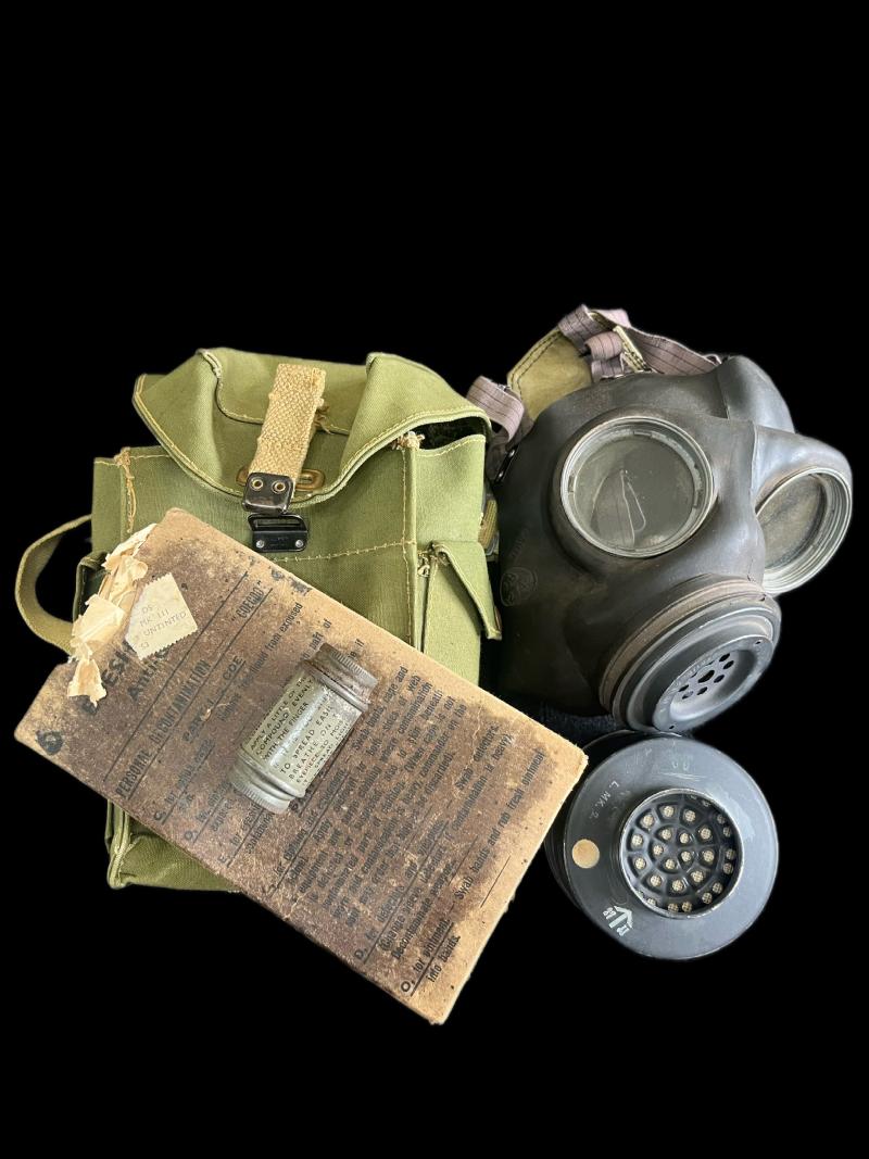 WW2 BRITISH LIGHTWEIGHT GAS MASK & CONTENTS