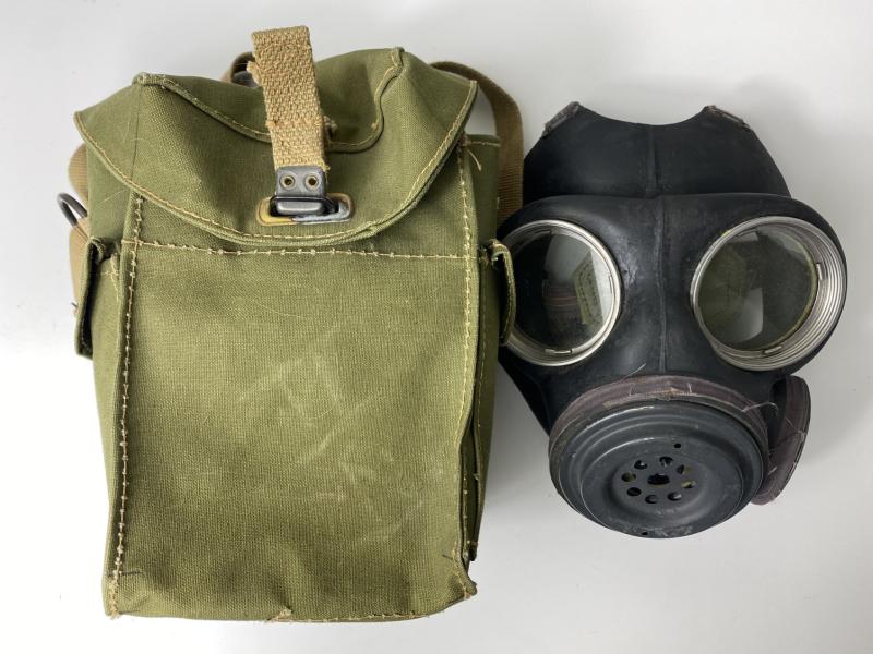 WW2 BRITISH LIGHTWEIGHT GAS MASK & CONTENTS