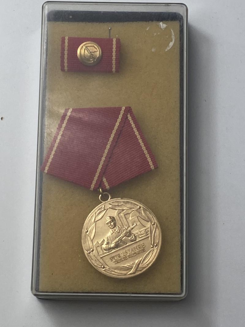 DDR LONG SERVICE IN FIGHTING GROUPS OF THE WORKING CLASSGOLD 20 YEARS MEDAL