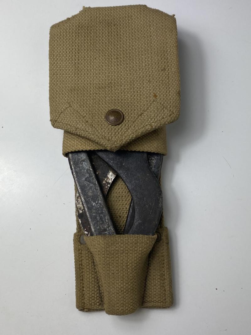 WW2 BRITISH FOLDING WIRE-CUTTERS & CARRIER