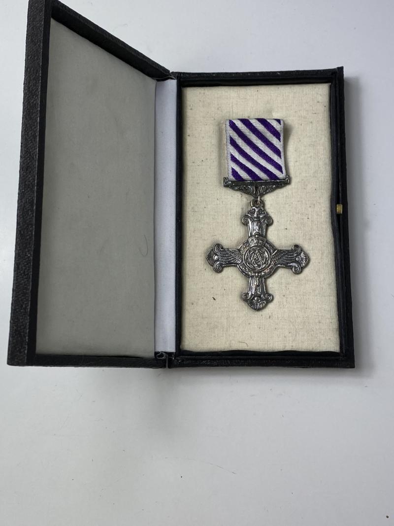 REPRODUCTION WW2 DISTINGUISHED FLYING CROSS MEDAL IN A DFC BOX